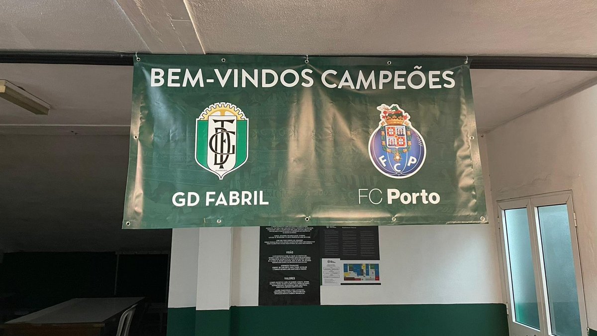 IvaNFCPortO's tweet photo. 💬 Сержиу Консейсау: «Мне также было очень приятно увидеть плакат с надписью «добро пожаловать» в раздевалке, когда мы прибыли сюда. Единственным минусом был пустой стадион во встрече двух исторических команд»
📃 Интервью: ➡ https://t.co/ZXrYW5N1Kp
#FCPorto #GDFBFCP https://t.co/yLTEyl71fV