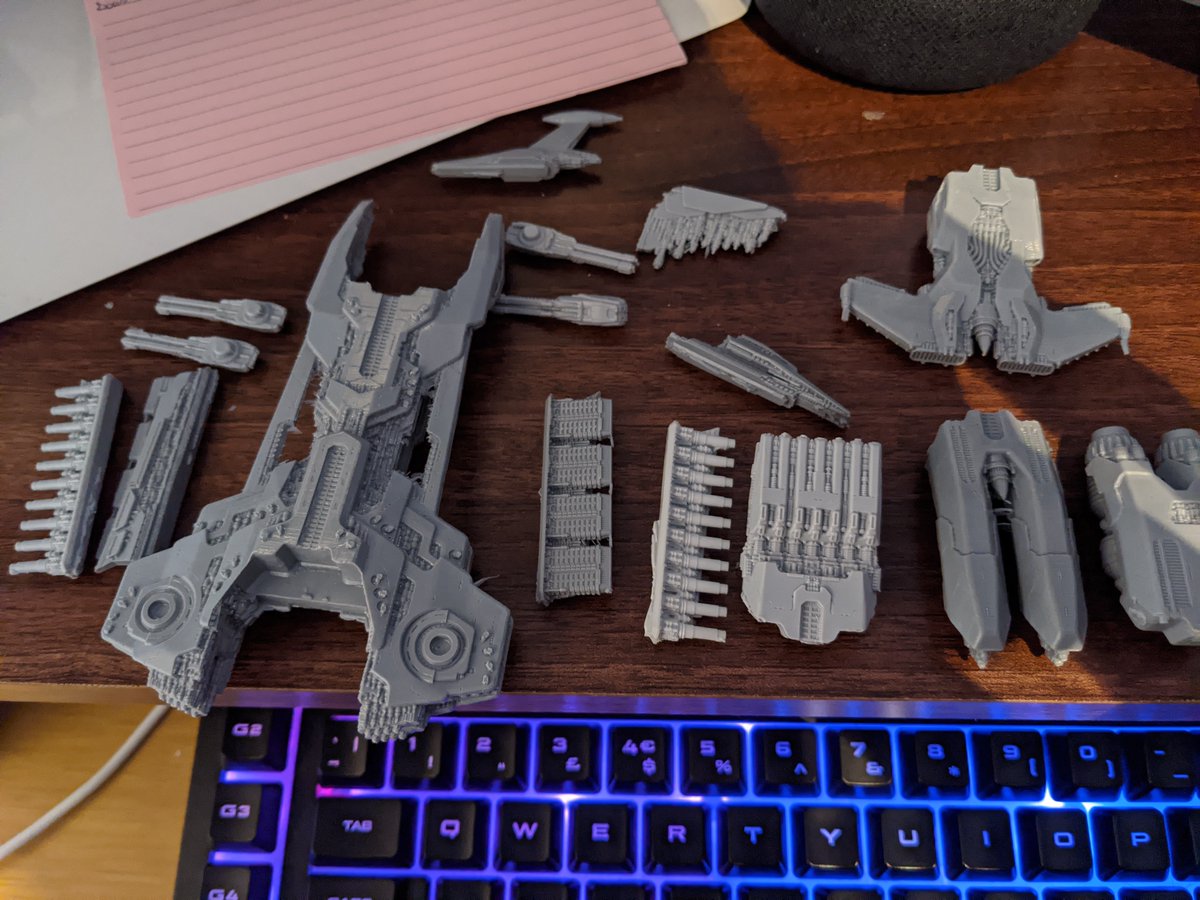 TheRavensHerald's tweet image. hello ship!! Needs a lot of cleaning on the resin but should be able to magnatise so can change the configuration and class easily.  Loads of detail for the price and a chunky beast.  Looking forward to working on her. #dropfleet #warmongers #miniatures #hobby