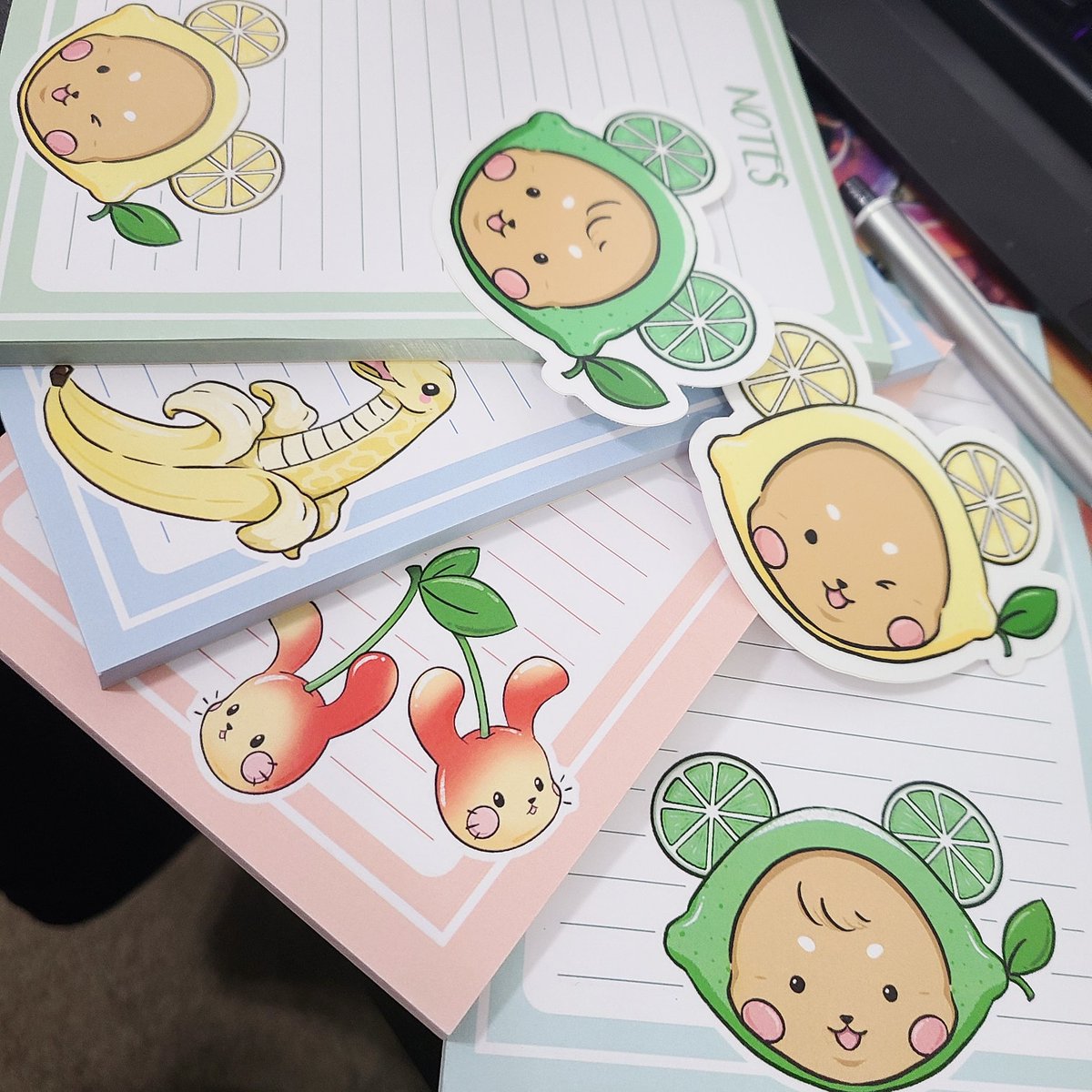 TheRobinGrace's tweet photo. Just a reminder that I have stationery in my shop now. :D Some animal fruit themed note pads, washi tape and stickers. I love these fruity cuties. 🍋🍒🍌
https://t.co/k28RmLBu7t
#animalfruit #cherrybuns #lemonbear #limebear #bananasnake #animalstationery #kawaiistationery https://t.co/KfIzMa2kCK