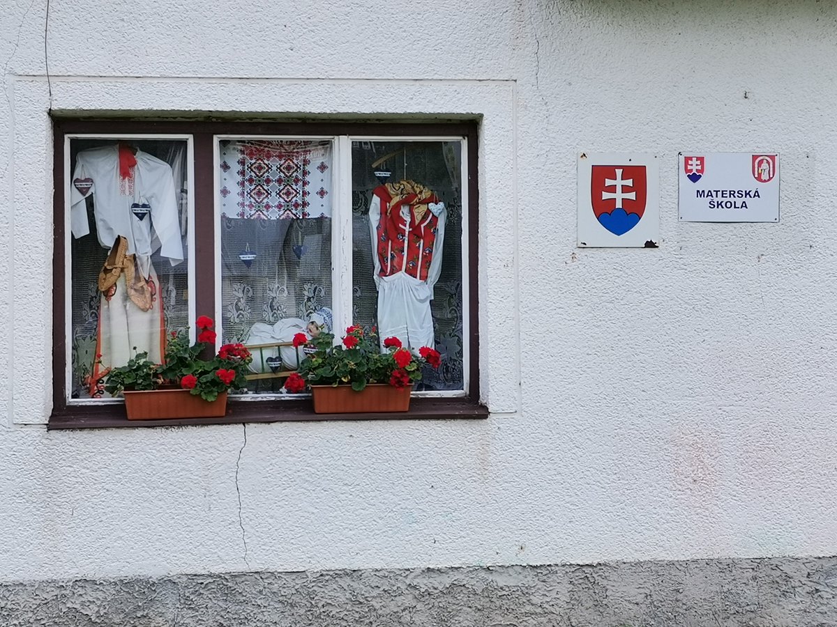 darek_walotek's tweet photo. Lubię przywieźć z wakacji jakieś pamiątki, np. wino! Víno z čiernych ríbezlí 🇸🇰 #Slovakia #Pereg https://t.co/mdRpLITX3a