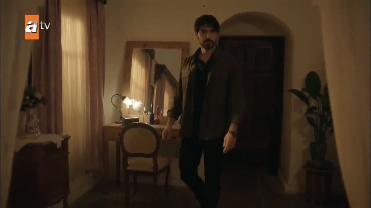 why is this crusty ass bitch violating the sanctity if reymir’s bedroom??? GO AWAY CREEP  #Hercai
