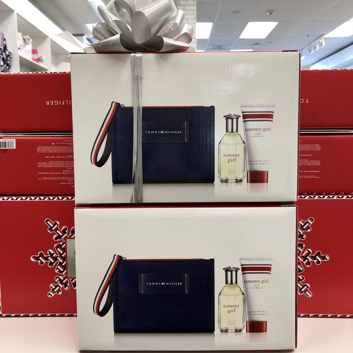 TangerTilton's tweet photo. Share your favorite Tanger deals with us!
These #TangerFinds include 20% off #TangerStyle savings at #TheCosmeticsCompanyStores:
Tommy Hilfiger Gift Set: now $20
MAC Collector of the Stars Kit: now $78
📍Get oupons here: https://t.co/zzjsM8qtrG
#holideals #saturday #shopping https://t.co/VrfTHyMQaz
