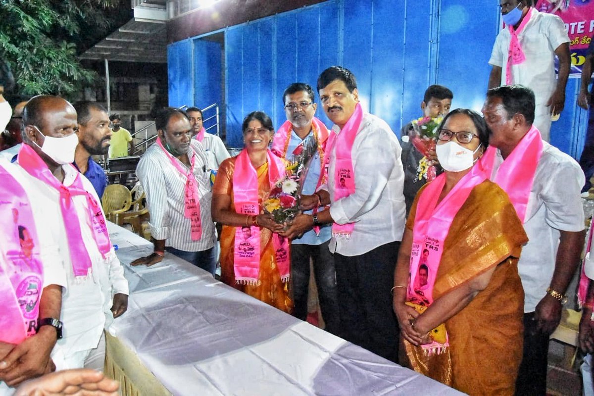 KUR_BRS's tweet photo. Party meeting held today at Defence colony, neredmet along with our MLA Mynampally Hanumantha Rao Anna garu and our incharge Putta madhu garu.

- Kothapally meena Upendar reddy.

#VoteForCar #VoteForDevelopment #136division 
@MynampallyTRS @MynampallyRohit @KTRTRS @puttamadhumnt https://t.co/sByPaJslYa
