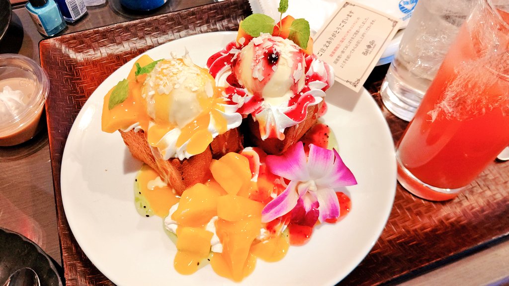 projectnNT's tweet photo. 美濃醒邏

みなさんおはようございます☀️
昨日はスタサファの生配信ライブに向けて打ち合わせと決起集会してきたよ✨

みぃほんが「私達にぴったりのマニキュアがあったの！」っ���持ってきてくれたんだ✨
早速2人で塗ったよ！💙
似合ってるかな？ https://t.co/xJN1wVIVvH