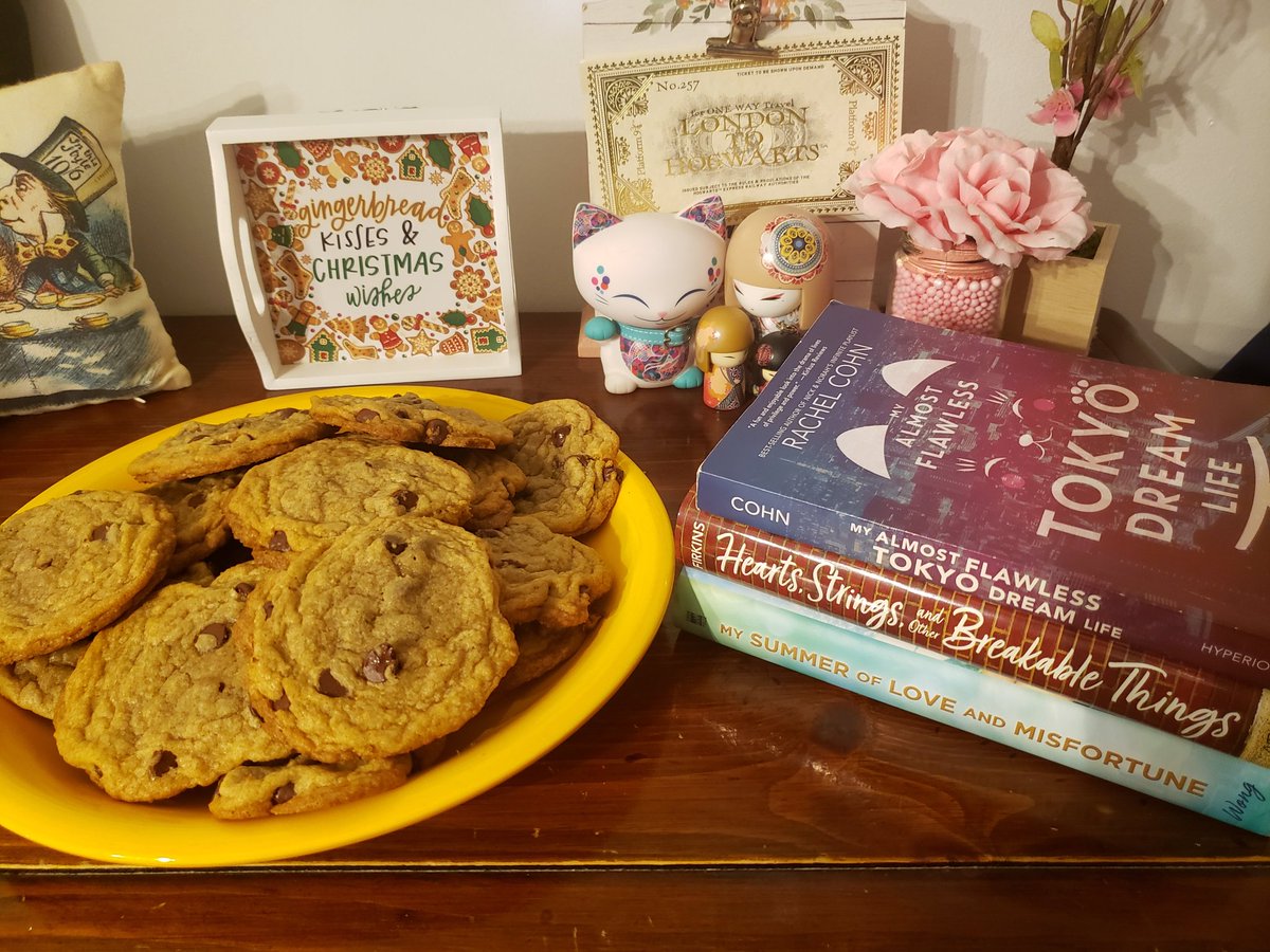 ElizaB1996's tweet photo. And that's a wrap on my tbr for the @gilmoreathon! I had tons of fun reading these books and I can't wait till next year! Now to eat some chocolate chip cookies and hot chocolate with whipped cream and cinnamon 😋 #reading #baking #chocolatechipcookies https://t.co/7ftBuIb5ZO