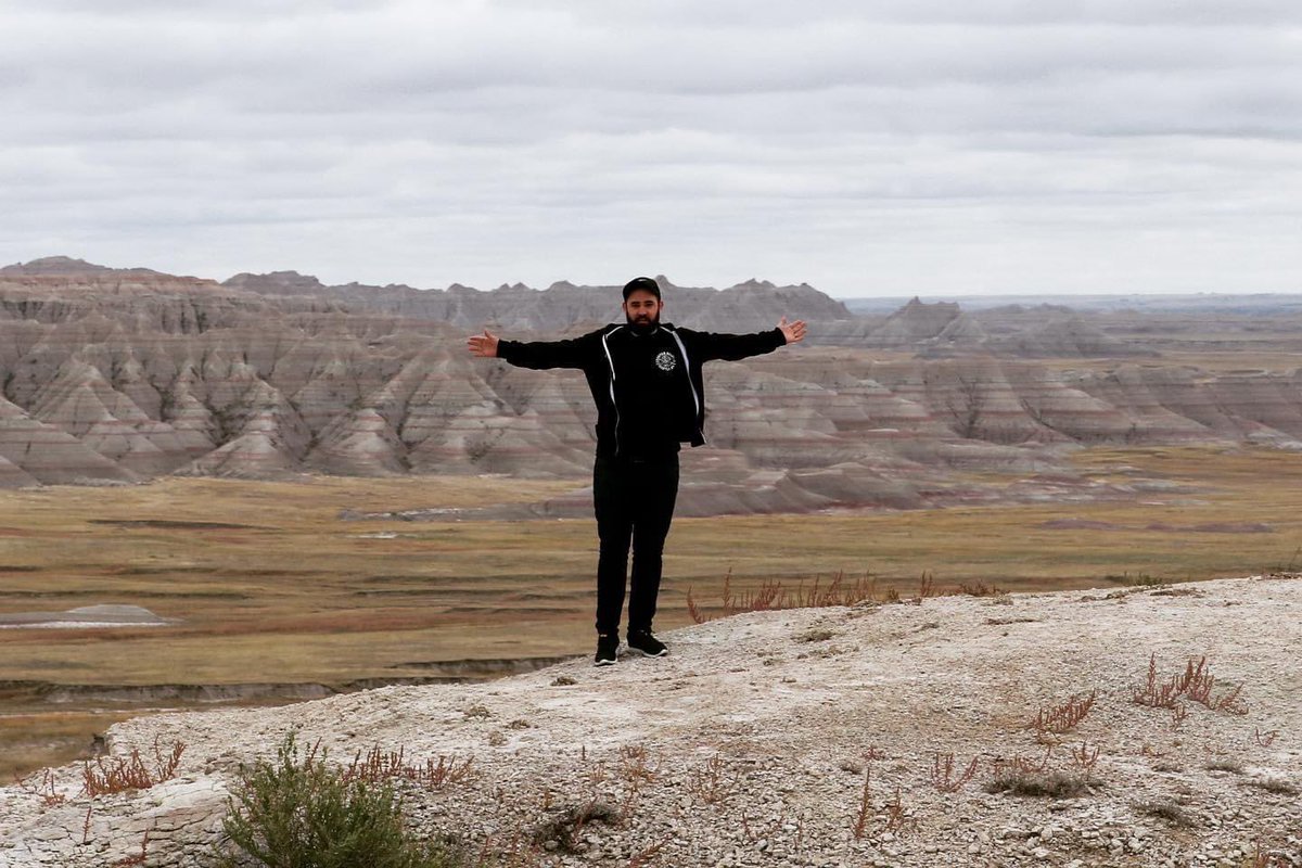 It’s this boy’z birthday today! Jake introduced us to the joys of falling asleep to the Lawn Care Nut YouTube channel on tour, and had us recreate scenes from Rocky after our show in Philly last tour. Life wouldn’t be the same without him; wish him the happiest dirty thirty! 🥳