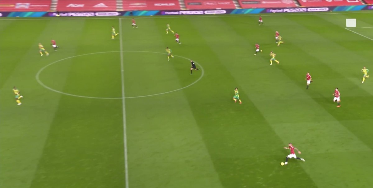 22& #39;: You can& #39;t tell because it& #39;s a freeze frame, but Telles is in acres here and Martial has an excellent opportunity to get between the centrebacks and.... he& #39;s jogging. Why are you jogging? Urgency is needed here.