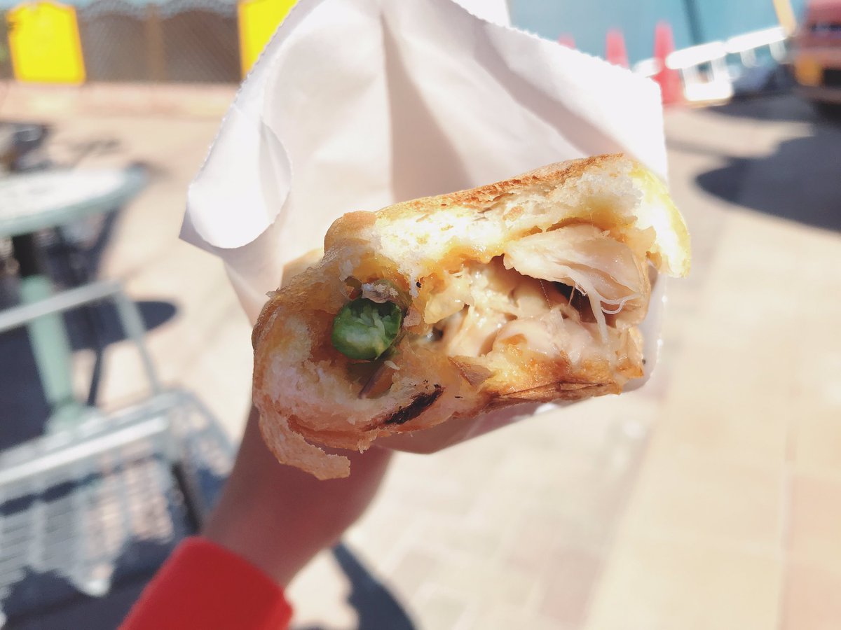 yudeco5's tweet photo. パリッと焼いたフランスパンにジューシーなチキンとアスパラガスあう！あったかいチーズとグリーンマスタードが絡んでおいしい〜🤤
食べログ3.58の本格フレンチの技が詰め込まれた素敵な一品が320円。✨
#新横浜 #シャンドブレ #hanzoya #ベーカリー #パン旅 #ホットサンド #食欲の秋 #日曜日 #三連休 https://t.co/aEo28i7mQu