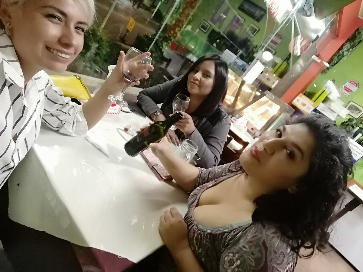 RomaHidalgoR's tweet photo. El eje troncal. Tomando todo menos decisiones. @VisceralArauz https://t.co/Nq2u4USd8C