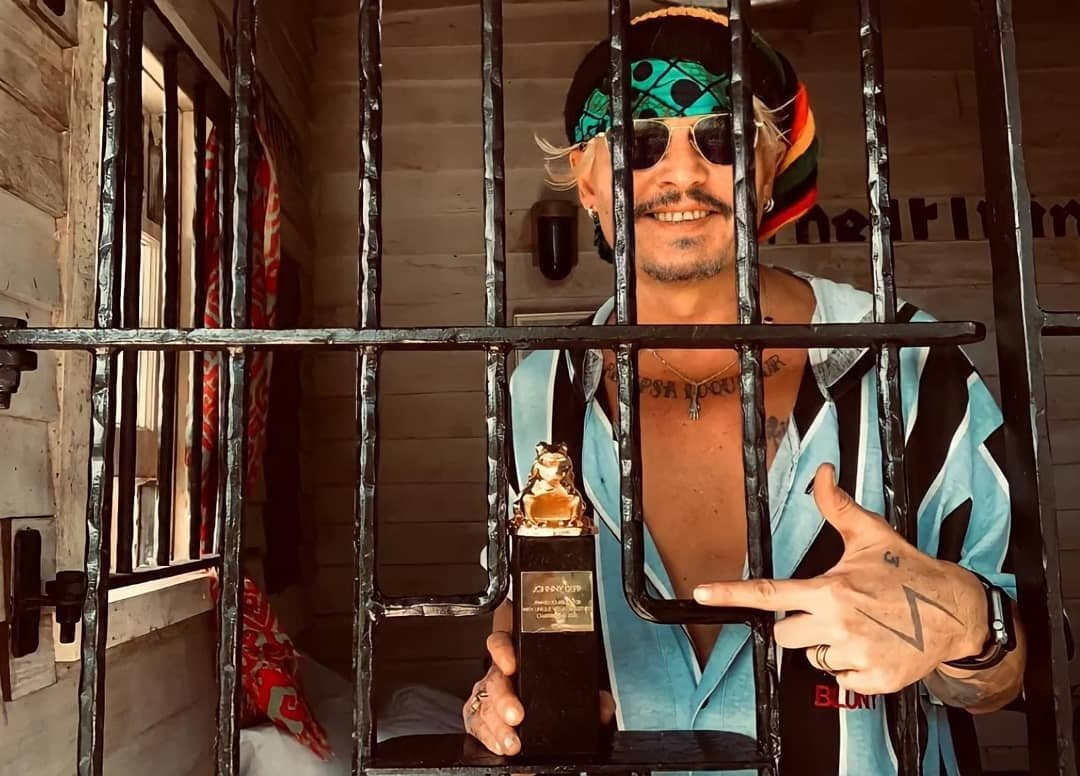JDeppChile's tweet image. Nuestro querido #JohnnyDepp ganó el premio &quot;Actor con sensibilidad visual única en el Festival de Cine EnergaCamerimage! 
Johnny agradeció a través de está foto y carta! 
Felicitaciones para Johnny! Totalmente merecido 👏  #energacamerimage #awards2020