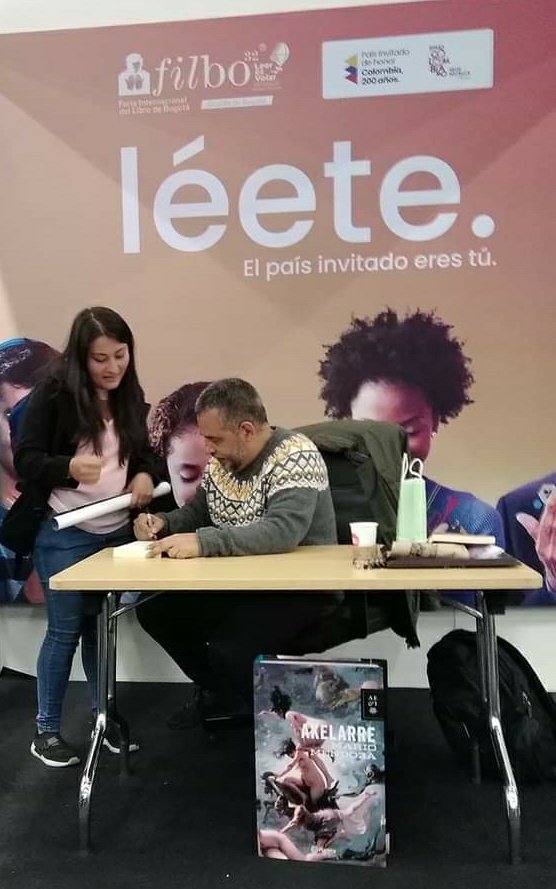 Alejaavargas13's tweet photo. Un momento inigualable. Una emoción que nunca podre explicar en palabras, conocer a Mario Mendoza personalmente. Un escritor que todo el mundo debería conocer y leer sus obras. ¡Leer es resistir! 🔥 #Filbo2019 https://t.co/ChPHXWNA5A
