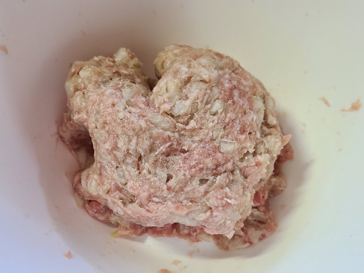 星薙 本日の朝食はパンではなく肉まんです 具材は豚挽き肉と玉ねぎ 味付けは味覇 やはり成形が難しいですね 蒸す前からあまりなかったですが蒸した後は上部のしわが見事になくなりました 0 まぁ肝心なのは味 例えるなら551の豚まんのような 星薙 本日の朝食はパンではなく肉まんです 具材は豚挽き肉と玉ねぎ 味付けは味覇 やはり成形が難しいですね 蒸す前からあまりなかったですが蒸した後は上部のしわが見事になくなりました 0 まぁ肝心なのは味 例えるなら551の豚まんのような