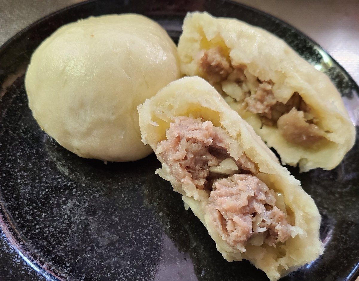 星薙 本日の朝食はパンではなく肉まんです 具材は豚挽き肉と玉ねぎ 味付けは味覇 やはり成形が難しいですね 蒸す前からあまりなかったですが蒸した後は上部のしわが見事になくなりました 0 まぁ肝心なのは味 例えるなら551の豚まんのような 星薙 本日の朝食はパンではなく肉まんです 具材は豚挽き肉と玉ねぎ 味付けは味覇 やはり成形が難しいですね 蒸す前からあまりなかったですが蒸した後は上部のしわが見事になくなりました 0 まぁ肝心なのは味 例えるなら551の豚まんのような