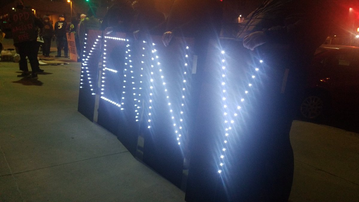 Tonight the lighted signs say "KENNY"