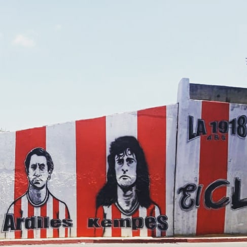 LA1918IACC's tweet photo. Anoche se pinto la firma del goleador #MilikiJimenez 🇦🇹⚽️
Y se realizaron unos detalles en el rostro del Piton @osvaldooardiles👌

#LA1918IACC 
#fabianpasacalle

PD: La lluvia nos jugo en contra cuando se estaba terminando el Mural

Buen Sabado Glorios@s🇦🇹 https://t.co/y0Qv8gh50b