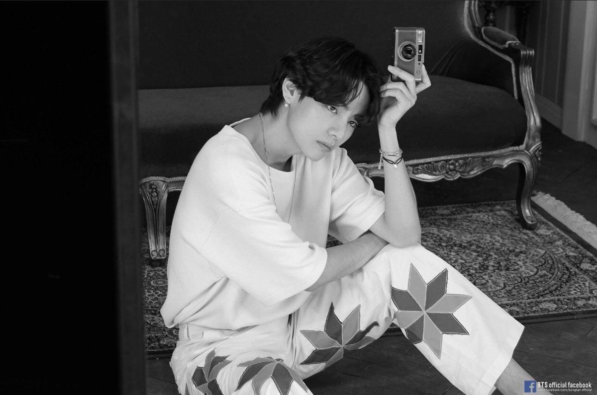 SaraKurdisharmy's tweet photo. 당신은 나의 첫사랑, 당신은 나의 것

You are my first love, you are my love
@bts_bighit @BTS_twt @BigHitEnt 
-
-
[#taehyung #LifeGoesOn #v #rahima 
#weloveyoutaehyung #kurdisharmy
#BTS_BE #bts #army #taetae] https://t.co/ybsCCs8lDr