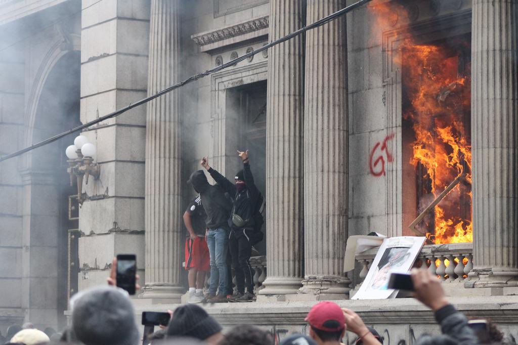 lahoragt's tweet photo. #URGENTE
Manifestantes han prendido llamas a las afueras y también adentro del Congreso de la República. https://t.co/7fH6NOoKm3