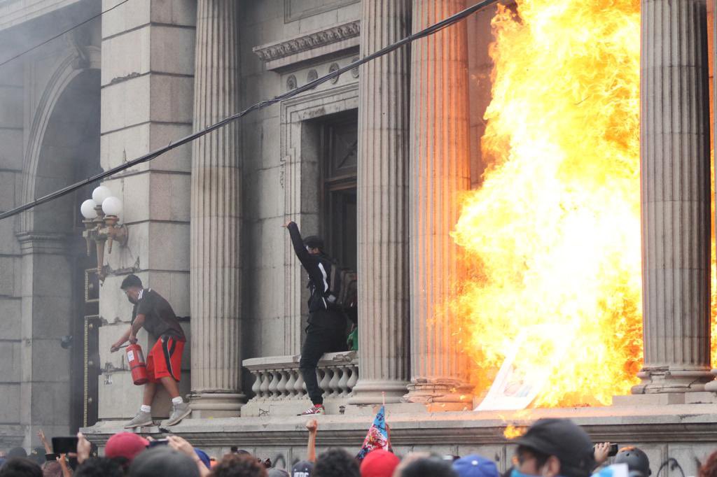 lahoragt's tweet photo. #URGENTE
Manifestantes han prendido llamas a las afueras y también adentro del Congreso de la República. https://t.co/7fH6NOoKm3