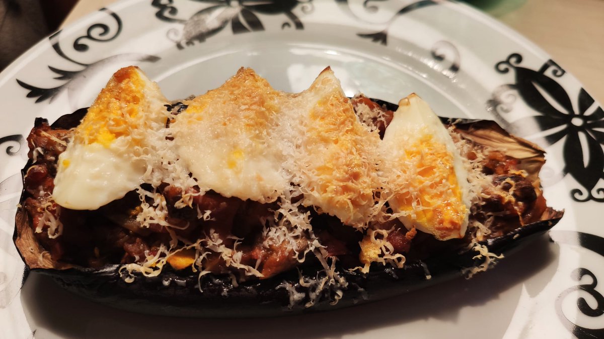 healthy_wild's tweet photo. Los sábados se cena un poquito más tarde, pero igual de rico.
Berenjena rellena de chistorra y panceta curada, con buen topping 🧀🥚 #cocinaloquecomes #nutrimenu #menuorg #lowcarb #ketoidea #falsefooders https://t.co/2zIGwbOhf3