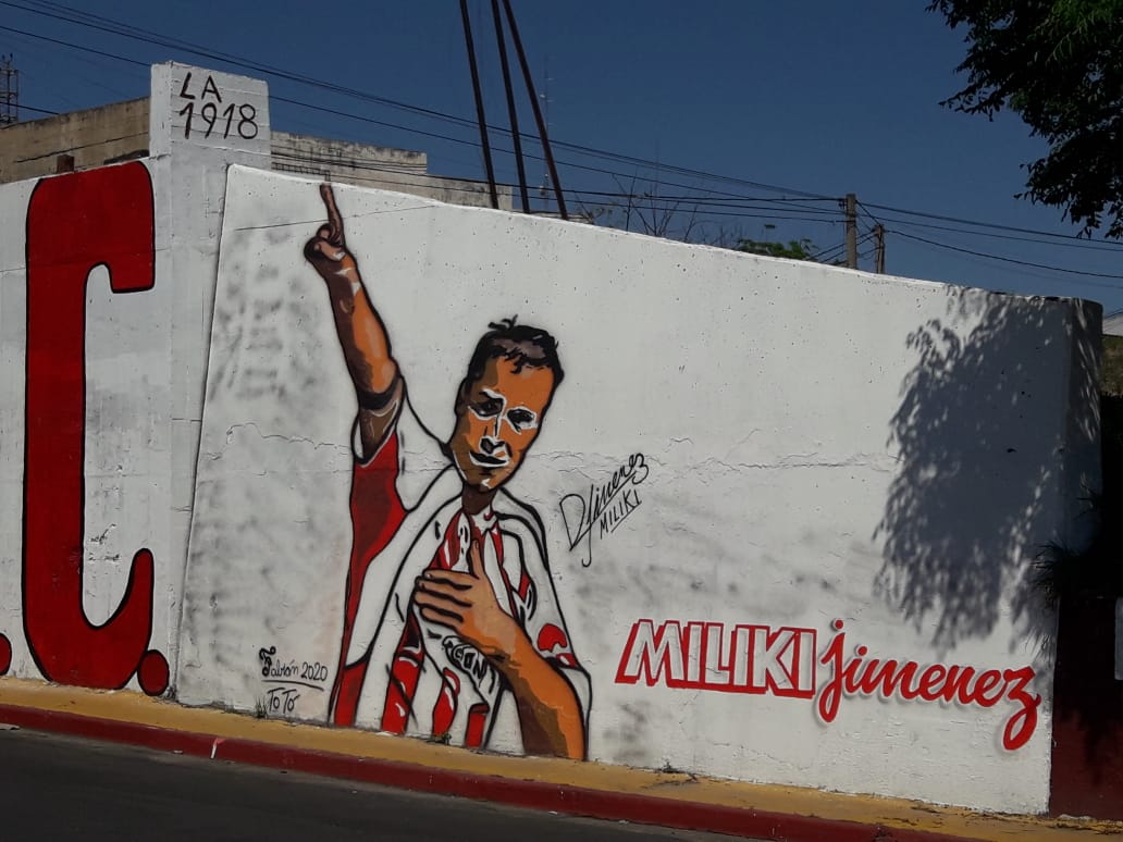 LA1918IACC's tweet photo. Anoche se pinto la firma del goleador #MilikiJimenez 🇦🇹⚽️
Y se realizaron unos detalles en el rostro del Piton @osvaldooardiles👌

#LA1918IACC 
#fabianpasacalle

PD: La lluvia nos jugo en contra cuando se estaba terminando el Mural

Buen Sabado Glorios@s🇦🇹 https://t.co/y0Qv8gh50b