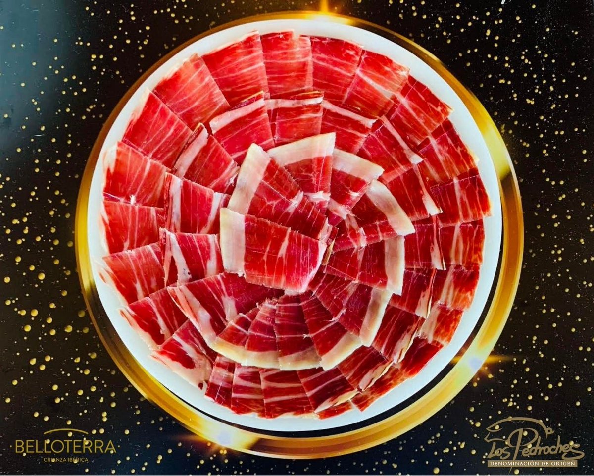 Hemos convertido nuestra pasión en la mejor experiencia gastronómica.⭐⭐⭐😋 #JamonIberico #LosPedroches 
🎁👉 jamondelospedroches.com
#Gourmet #Regalos #Sabor