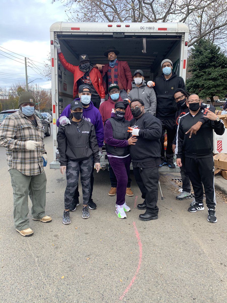 JBettis420's tweet photo. Giving back to the hood today.. #GUnityFoundation https://t.co/lmY0jhubwr