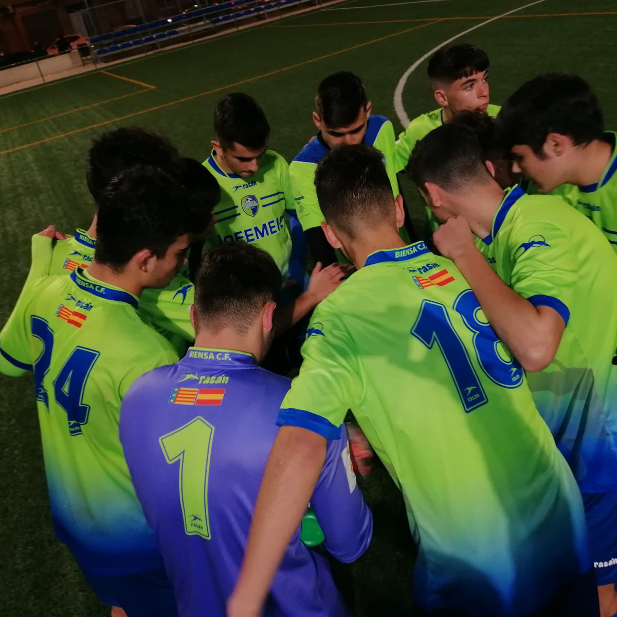 🟢🔵 JUVENIL A 🟢🔵

💪🏼 Nuestro juvenil A se ha medido este fin de semana al Vinalesa

👏🏼 El resultado final fue un reparto de puntos tras empatar 2-2