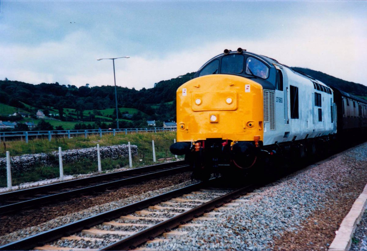 _doublearrow's tweet photo. Not quite finished, 37893 in just #RailGrey (the colour of the lower band of Railfreight livery), at Mochdre near Colwyn Bay, 14 September 1987
https://t.co/qxFj8tN8XJ https://t.co/Rt3eNZHNxf
