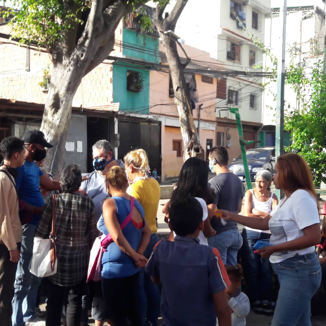 juanbarretoc's tweet photo. #21Nov En petare, con la gente, vamos compartiendo, en debate fecundo para q se produzca el milagro colectivo d recuperar a nuestra amada patria Juntos #SavemosAVenezuela #EstaEsLaSolución #VotaEnLaDelMapaDeVzla https://t.co/WSPNNjMgiA