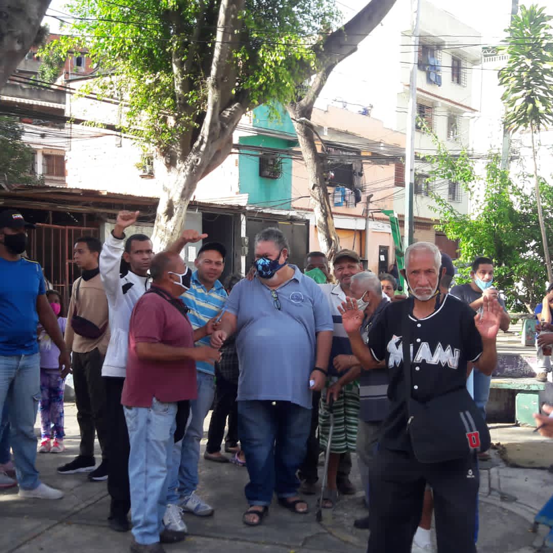 juanbarretoc's tweet photo. #21Nov En petare, con la gente, vamos compartiendo, en debate fecundo para q se produzca el milagro colectivo d recuperar a nuestra amada patria Juntos #SavemosAVenezuela #EstaEsLaSolución #VotaEnLaDelMapaDeVzla https://t.co/WSPNNjMgiA