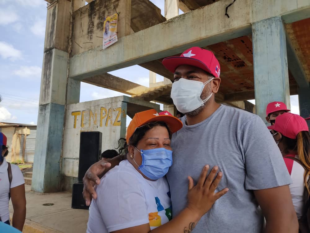 JuanSierraPSUV's tweet photo. #21Nov Estuve en la Parroquia Guerrera Ana Soto junto a la camarada Carolina Carrasco, de la comunidad Bendición de Dios, en un encuentro de Misiones y Grandes Misiones con la Candidata suplente @YhoannaLinarez #VenVamosJuntos6D 

#ClaseObreraAntiimperialista
@PartidoPSUV https://t.co/ssRFDnp25f