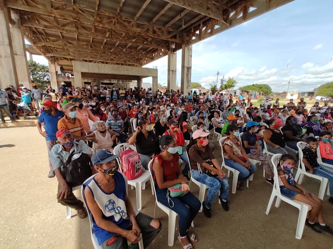 JuanSierraPSUV's tweet photo. #21Nov Estuve en la Parroquia Guerrera Ana Soto junto a la camarada Carolina Carrasco, de la comunidad Bendición de Dios, en un encuentro de Misiones y Grandes Misiones con la Candidata suplente @YhoannaLinarez #VenVamosJuntos6D 

#ClaseObreraAntiimperialista
@PartidoPSUV https://t.co/ssRFDnp25f