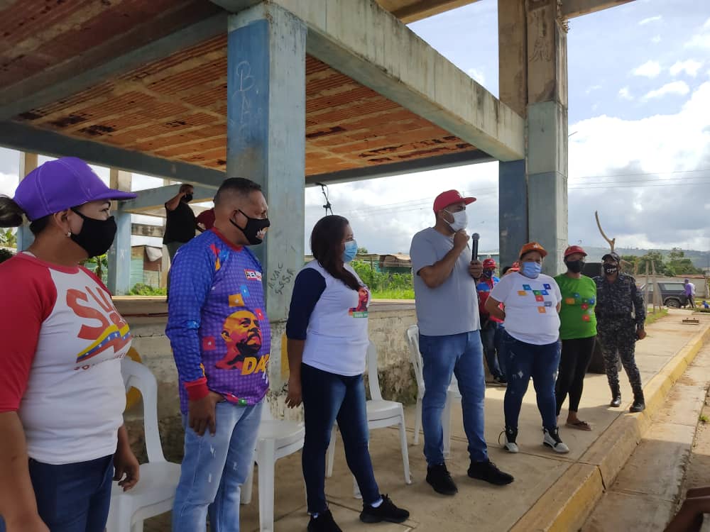 JuanSierraPSUV's tweet photo. #21Nov Estuve en la Parroquia Guerrera Ana Soto junto a la camarada Carolina Carrasco, de la comunidad Bendición de Dios, en un encuentro de Misiones y Grandes Misiones con la Candidata suplente @YhoannaLinarez #VenVamosJuntos6D 

#ClaseObreraAntiimperialista
@PartidoPSUV https://t.co/ssRFDnp25f