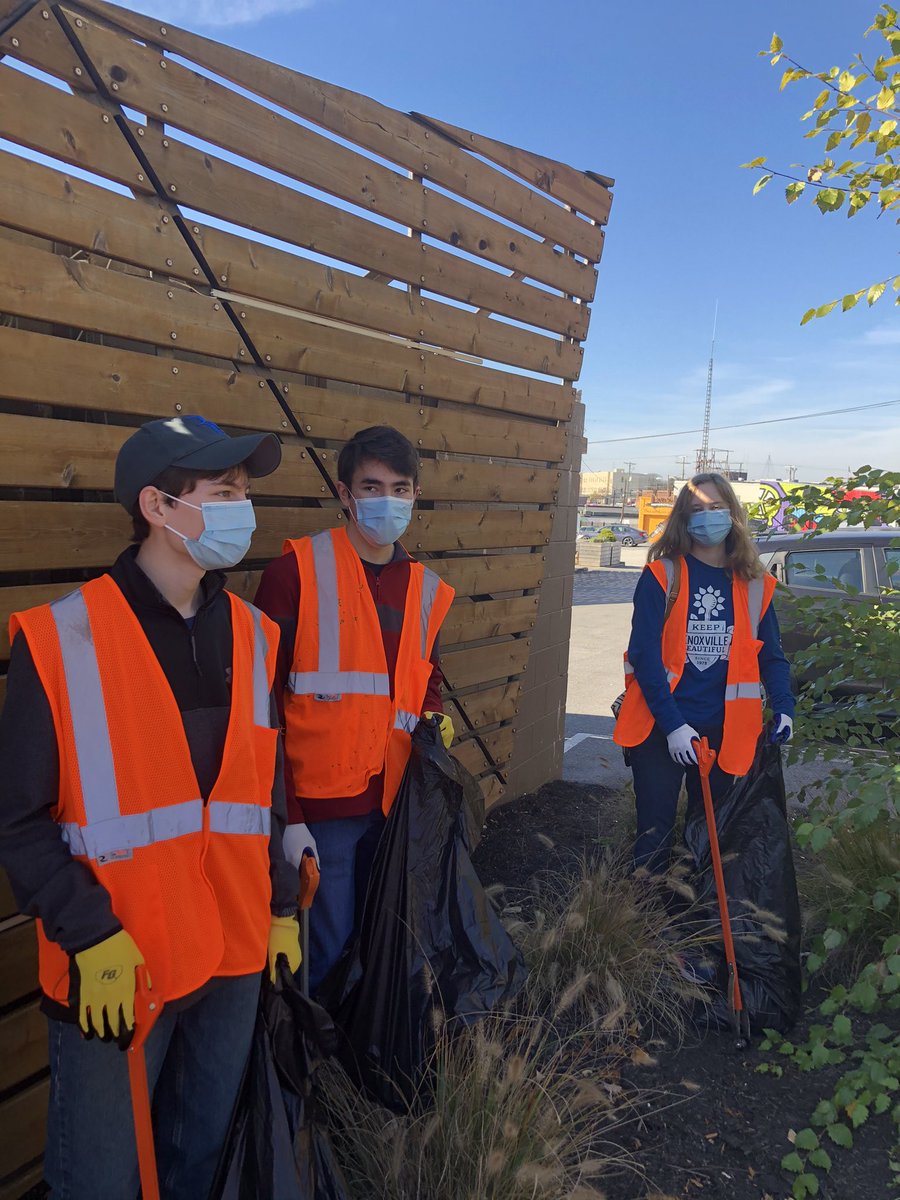 lnstemkeyclub's tweet photo. Another beautiful morning cleaning up our Knoxville streets with the help of @knoxbeautiful @LNSTEMSGA @lnstemnhs and the @donutshopknox on North Broadway. 26 participants, 23 bags of trash, and, of course, a lot of laughter! 🍩 https://t.co/2yn2a5FfEX