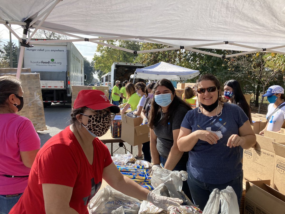tmakrivera's tweet photo. In the streets of Houston’s #northside with @AdrianGarciaHTX and the @HarrisCoPct2 Team for the annual #turkeygiveaway. 500 families received a turkey and food from the @HoustonFoodBank. https://t.co/fpNzYaZbTy