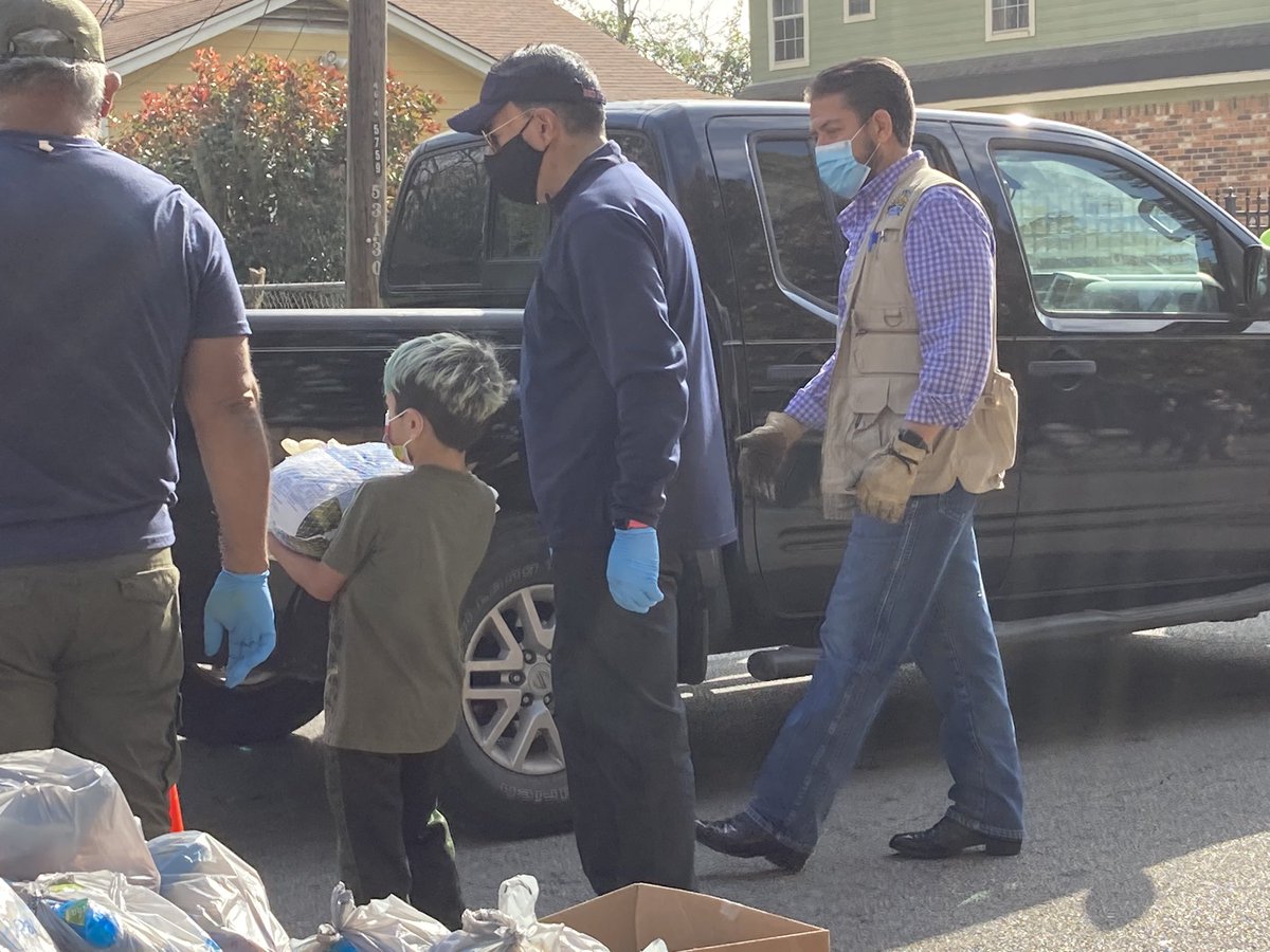 tmakrivera's tweet photo. In the streets of Houston’s #northside with @AdrianGarciaHTX and the @HarrisCoPct2 Team for the annual #turkeygiveaway. 500 families received a turkey and food from the @HoustonFoodBank. https://t.co/fpNzYaZbTy