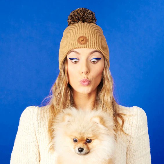 Twitter 上的Camille Cerf Source："Que de beaux projets en ce moment pour notre  @CamilleCerfOff qui a créé son bonnet avec la marque @CabaiaOfficiel ❄️ Un  shooting qui a du chien 🐶 #Roméo