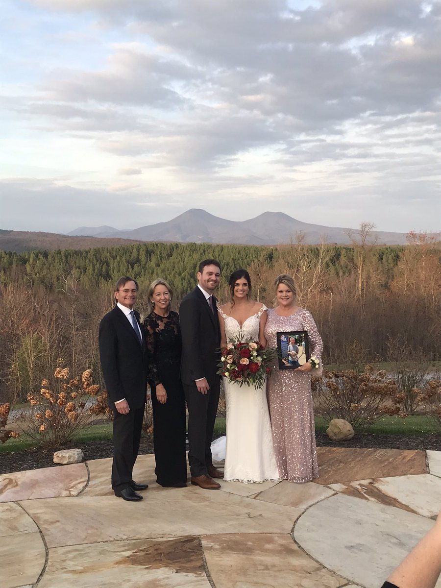 Wellde21's tweet photo. Oh he married married now 😅😅 https://t.co/BeWHEXaKQf