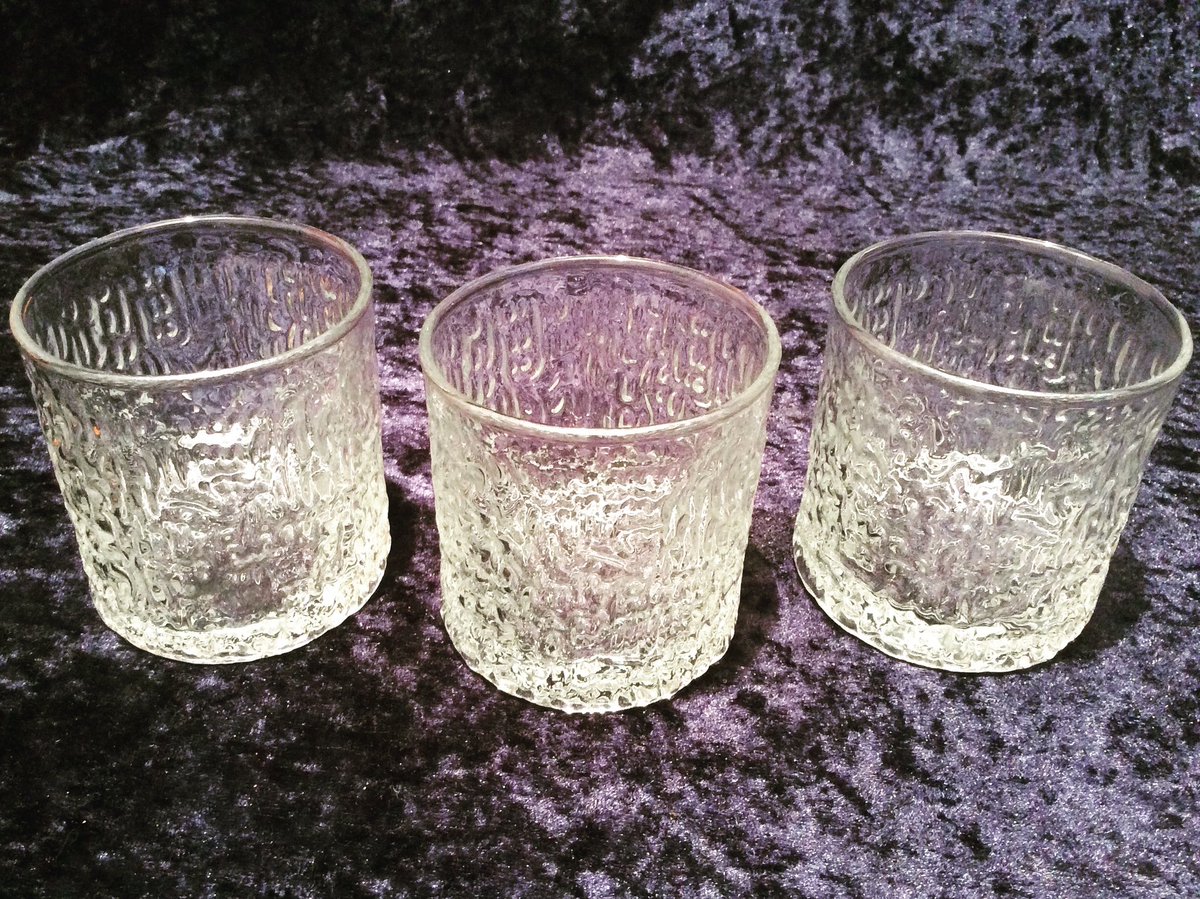 Day 21 of #merlesvintagechallenge is NIGHTCAP. I’ve just listed these fab #ravenheadsiesta #glasstumblers in my #etsy shop. Perfect for a little nightcap...🥃 mine’s an Amaretto 🧡

#retroglasses #retroglasstumbler #1970sglasses #1970sbarware #retrobarware #ravenheadbarkglass