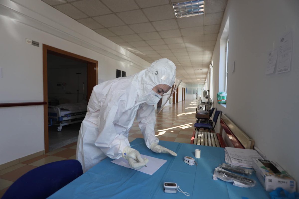 GManastirliu's tweet image. Të përkrahim ekipet mjekësore në këtë betejë të gjatë e të mundimshme, që nuk është vetëm beteja e tyre, por e të gjithëve ne, në betejën për shëndetin!

#Respekt për mjekët, infermierët dhe stafet e spitaleve COVID, ditë-natë në shërbim të pacientëve.

#Bashkë 🤜 #covid19🤛