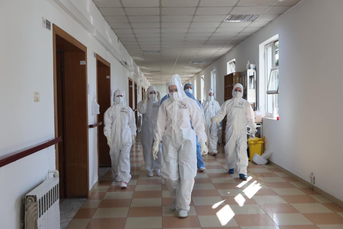 GManastirliu's tweet image. Të përkrahim ekipet mjekësore në këtë betejë të gjatë e të mundimshme, që nuk është vetëm beteja e tyre, por e të gjithëve ne, në betejën për shëndetin!

#Respekt për mjekët, infermierët dhe stafet e spitaleve COVID, ditë-natë në shërbim të pacientëve.

#Bashkë 🤜 #covid19🤛