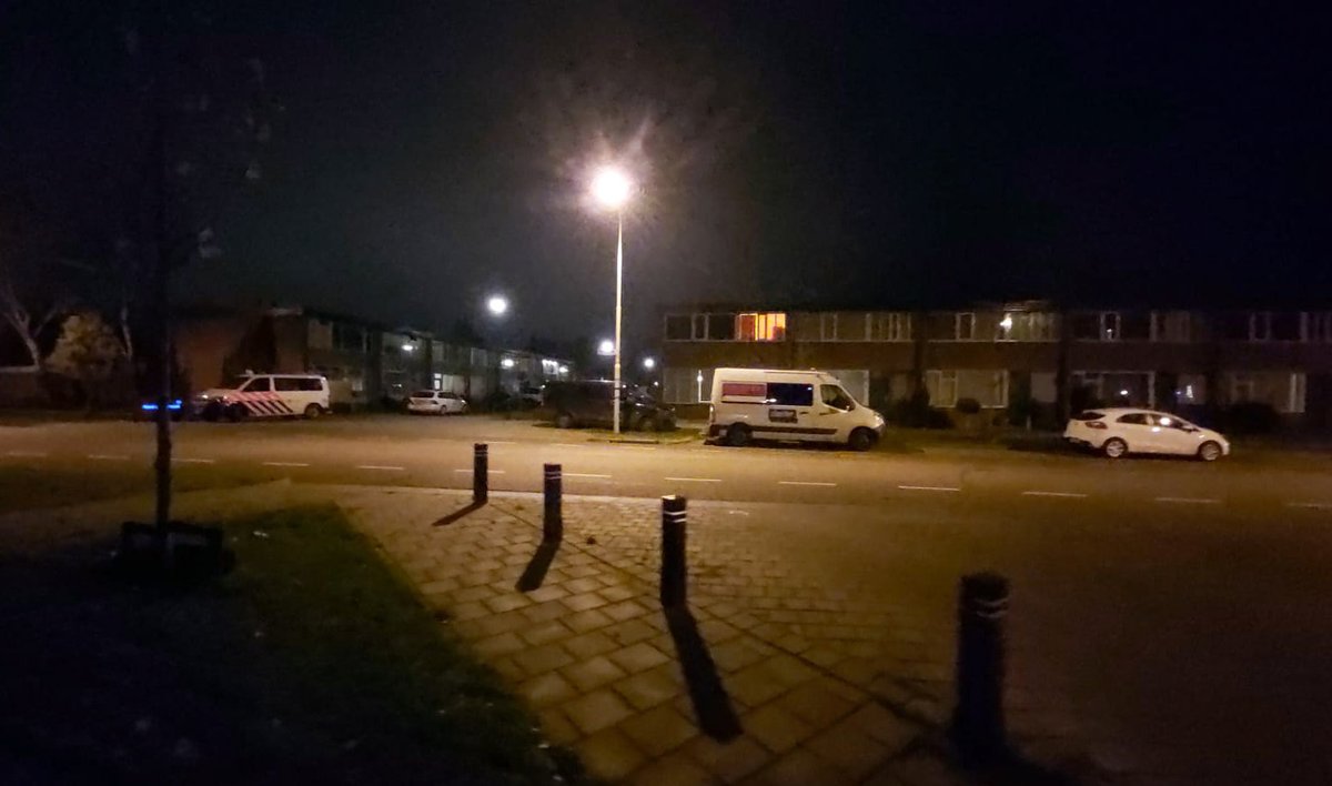 Politie en arrestatieteam vallen hoekwoning binnen en ontdekken forse wietkwekerij -..