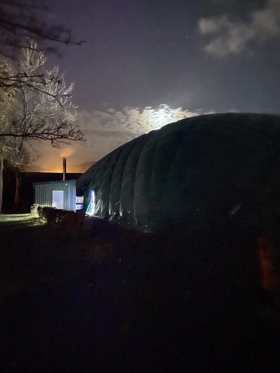 MerchiTennisA's tweet photo. There’s something cool about the setting for our Saturday tournaments in our dome, amazing to have this on site 🙏 Thank you to Sam P for helping and giving advice to our players in our development academy + there was pizza 😁🍕🥳👍🥇#ukNo1 #solidcastle https://t.co/e50XYpdPY4