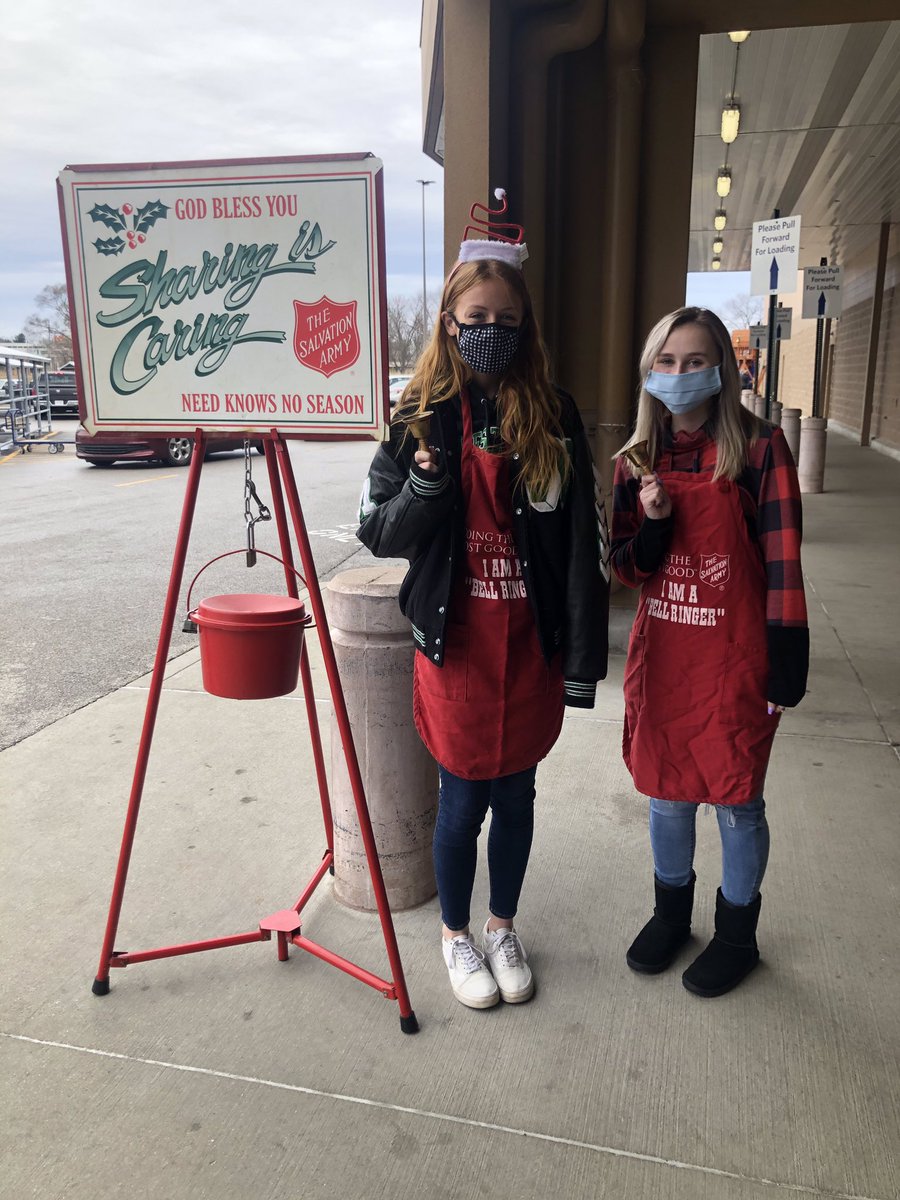 NhsVigo's tweet photo. Volunteering and R-I-N-G-I-N-G in the 🎄season. ❤️💚@WestVigoVikings #salvationarmy https://t.co/zy1MihfRup
