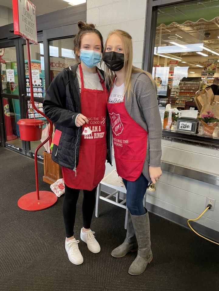 NhsVigo's tweet photo. Volunteering and R-I-N-G-I-N-G in the 🎄season. ❤️💚@WestVigoVikings #salvationarmy https://t.co/zy1MihfRup