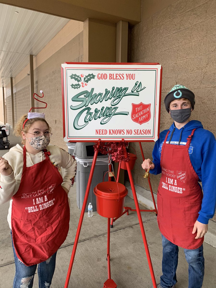 NhsVigo's tweet photo. Volunteering and R-I-N-G-I-N-G in the 🎄season. ❤️💚@WestVigoVikings #salvationarmy https://t.co/zy1MihfRup