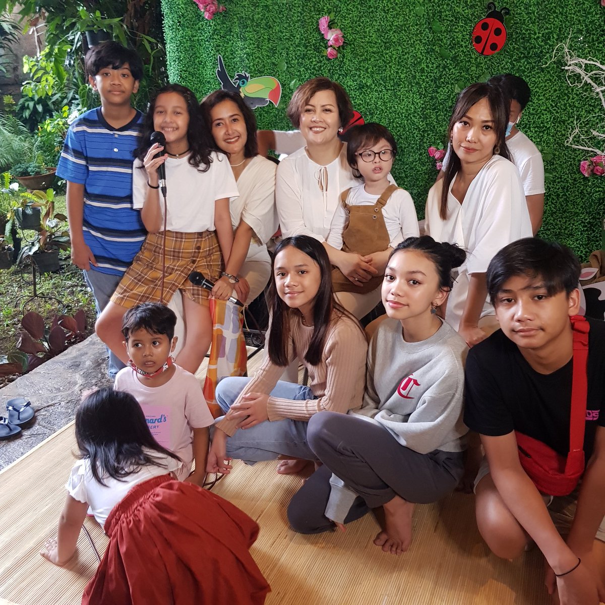 widimulia's tweet photo. Sukses itu ketika berhasil kumpulin anak - anak kefoto bareng disini. Yes, meskipun Tatjana madep mamanya 🤗 @cynthialamusu @Nola_Be3 #be3 #abthree https://t.co/fIZAUeZuny