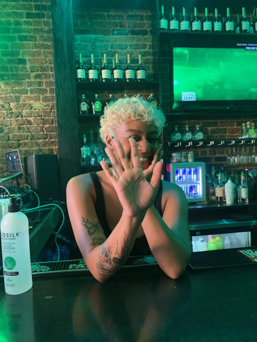 _sahkiya's tweet photo. Your local bartender 😭 https://t.co/wqGSeqzWcd