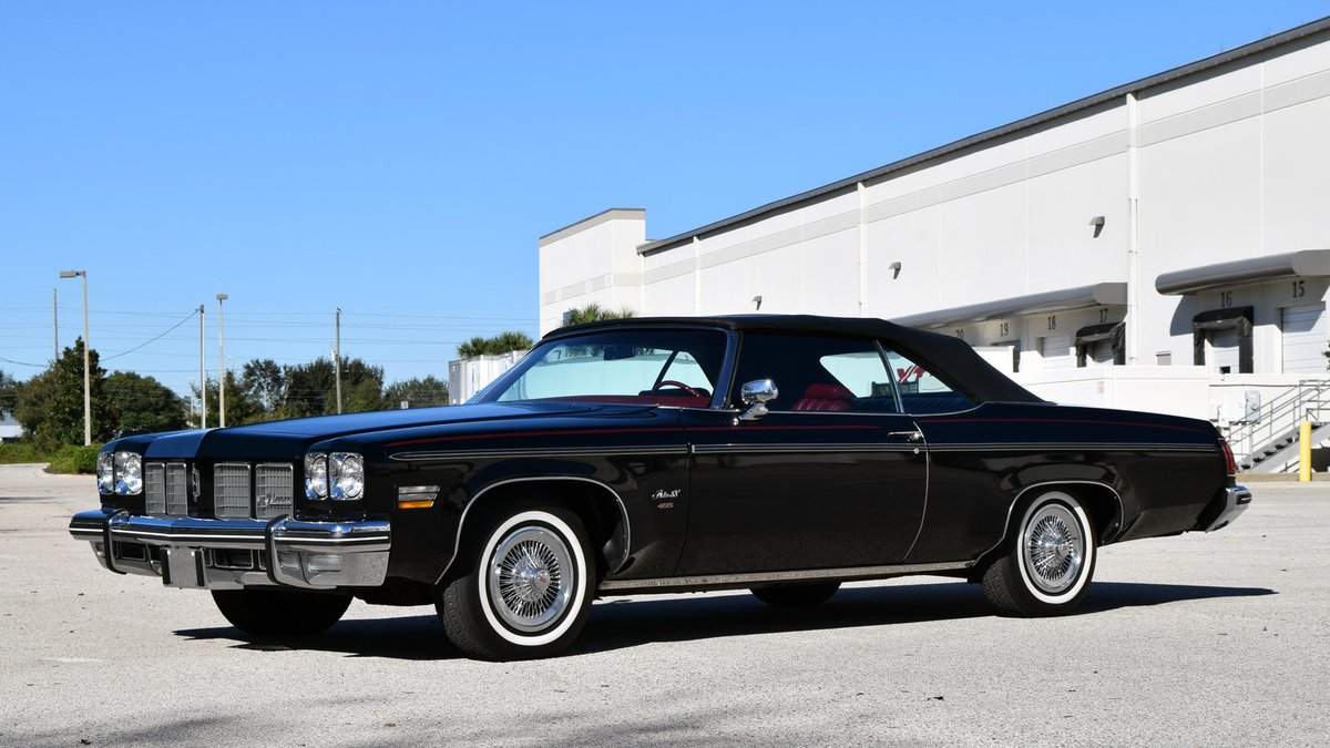 Gabe_Nicolas's tweet photo. #SideshotSaturday #SaturdayThoughts #SaturdayVibes #SaturdayMood #Oldsmobile #NotJustAnotherPrettyCar #CanWeBuildOneForYou #Classiccars #LandYachts #LuxuryCars #Malaise #70s
1975 Oldsmobile Delta 88 Royale Convertible
Olds 455-4bbl 7.4L V8 - 190HP https://t.co/keBq0BHUE2