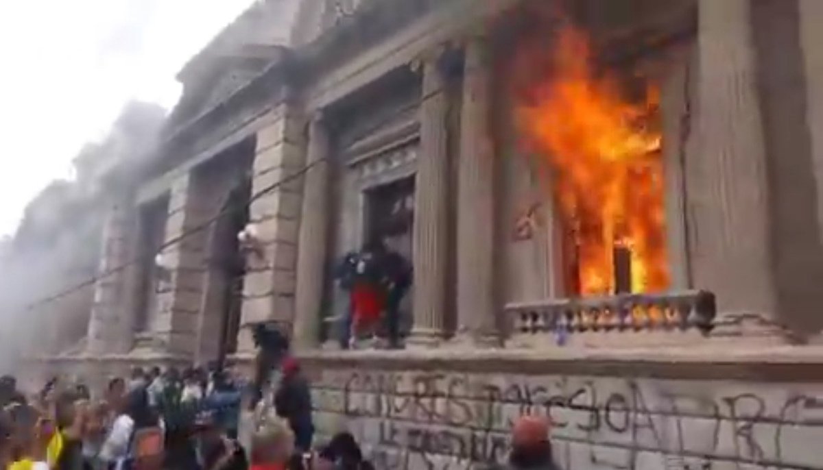 EdwinEscobarGT's tweet photo. Medidas de inteligencia contra insurgente para des-legitimizar las manifestaciones pacíficas de la mayoría.
Nada justifica el vandalismo del bien público que es de todos.
Pero tampoco pueden decir que les agarro de sorpresa, ya lo esperaban.
Suficiente para las fotos y videos. https://t.co/CX6pupgxZ9